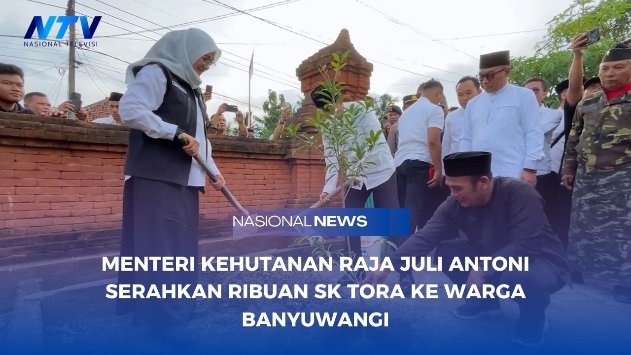 MENTERI KEHUTANAN RAJA JULI ANTONI SERAHKAN RIBUAN SK TORA KE WARGA BANYUWANGI