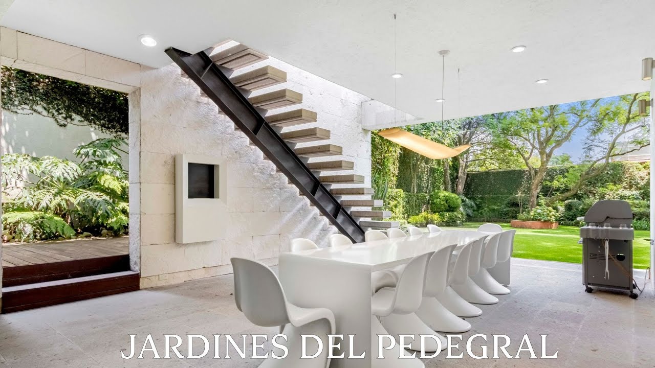 Casa de Lujo en Venta en Jardines del Pedregal | 4 Recámaras | 1,588 m² de Terreno.
