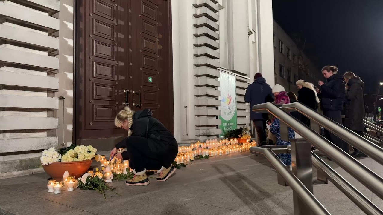 Tiesiogiai: dviejų nužudytų merginų Kaune pagerbimo akcija, kauniečiai išreiškia solidarumą