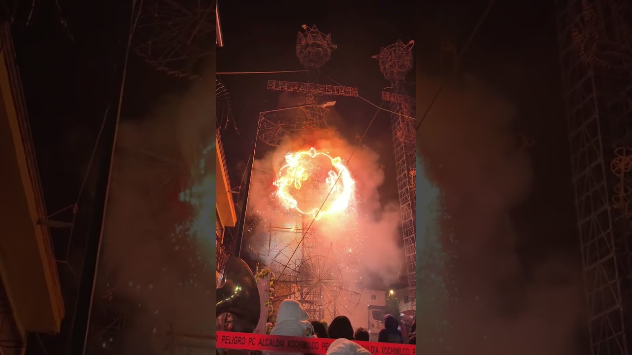 Castillo pirotécnico en la fiesta patronal de Cristo Rey en el pueblo de Sta. María Nativitas Zacapa