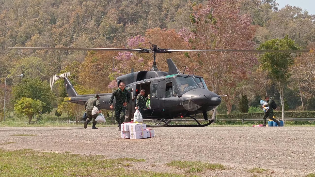 Bell-212 ทบ. กองพันบินที่ 2 ลงจอดที่สนามจอด ฮอ ภารกิจ ส่งเสบียงที่ฐาน ปางมะผ้า,ดอยมูเซอ