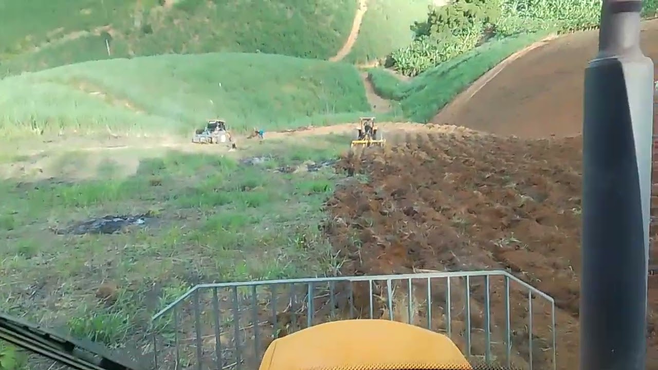 quatro tratores sulcando para o plantio do inhame.