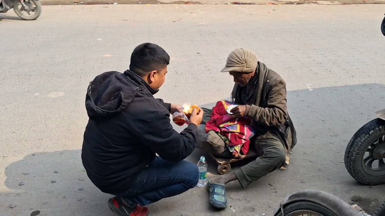 এক প্রতিবন্ধী বাবা সামান্য কিছু খাবার তুলে  #supporthumanity #humanity #freemotion #socialwark 