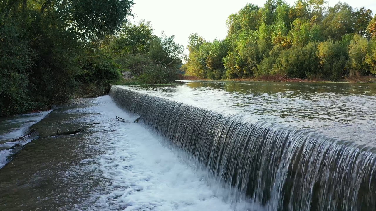 Lungo il fiume in 4K. (4 min)
