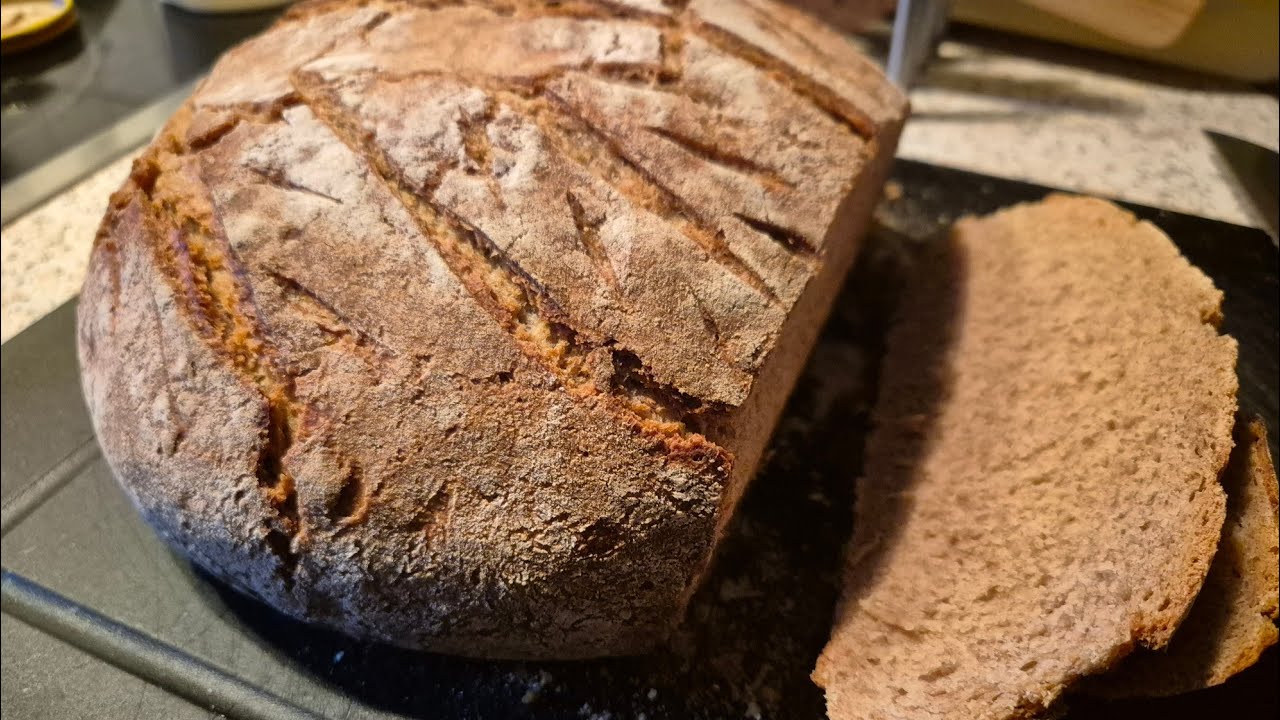 Sauerteigbrot und Salat aus Chinakohl