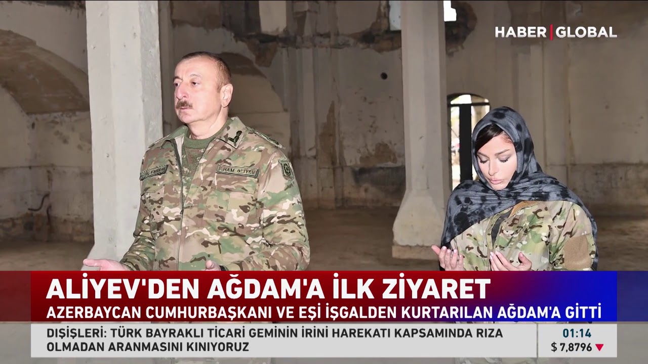 Aliyev ve Eşi Toz Toprağa Rağmen Ağdam Camii'ne Girerken Ayakkabılarını Çıkardı