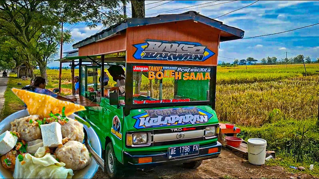 Bakso unik dan menarik !!! gerobaknya luar biasa, mobil Carry yang dimodif ekstrem jadi lapak bakso.