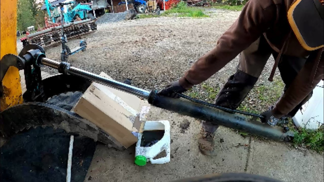 Wymiana uszczelnień siłownika kciuka w koparce JCB. S7E34