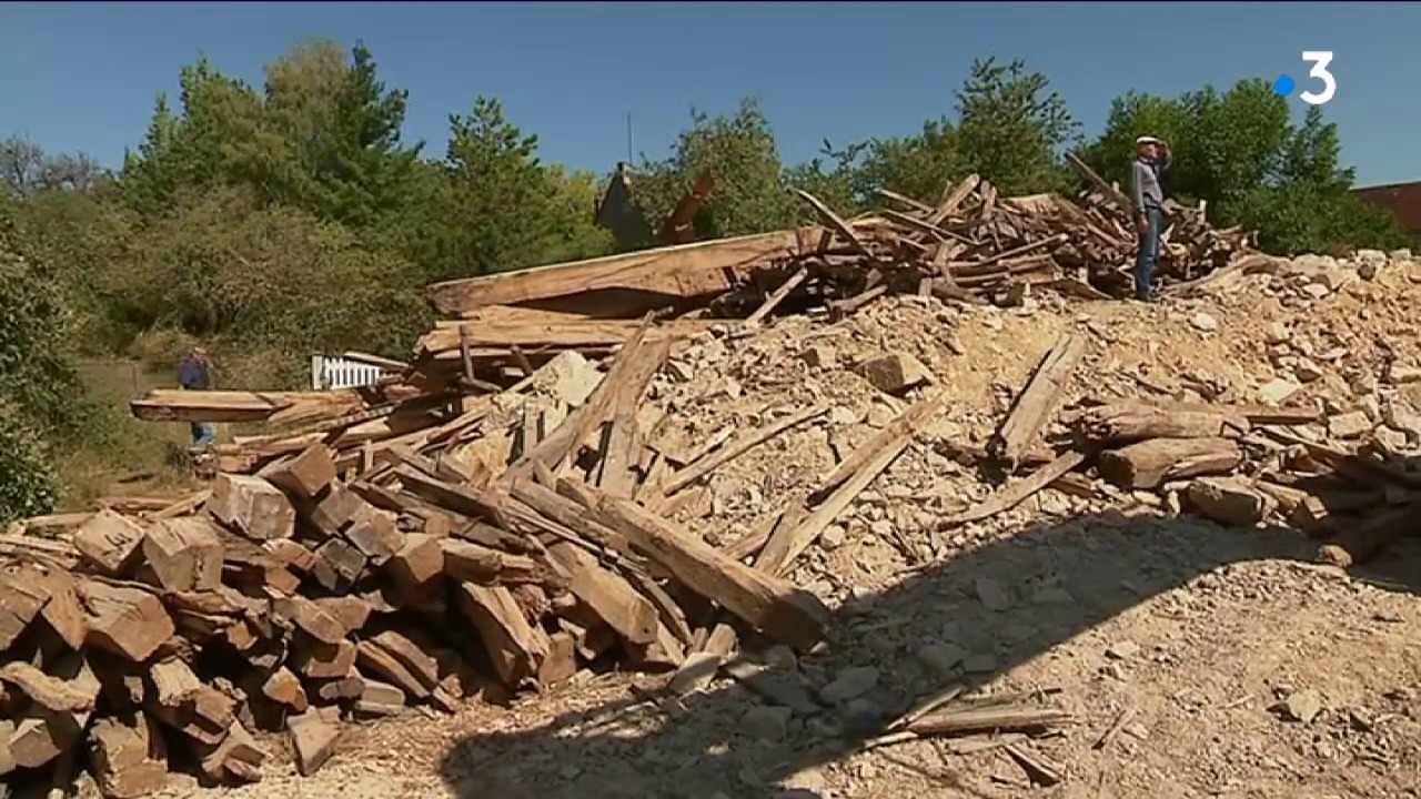 La démolition en cours de l'église d'Asnan divise les habitants