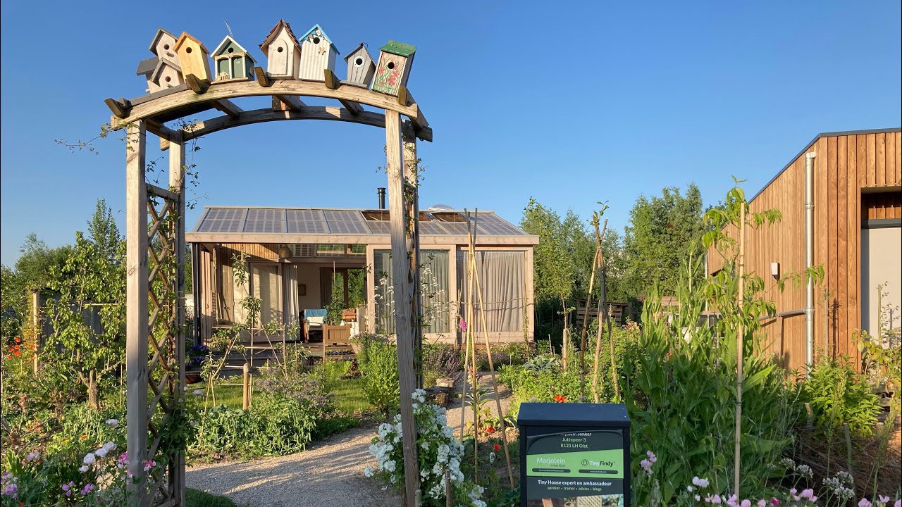 Juni ‘23￼ - tour door de (Tiny House) tuin van Marjolein in het klein