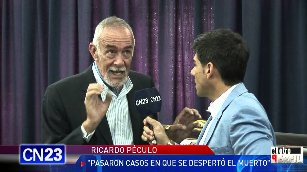 Ricardo Péculo entre ataúdes en EL OTRO PERFIL