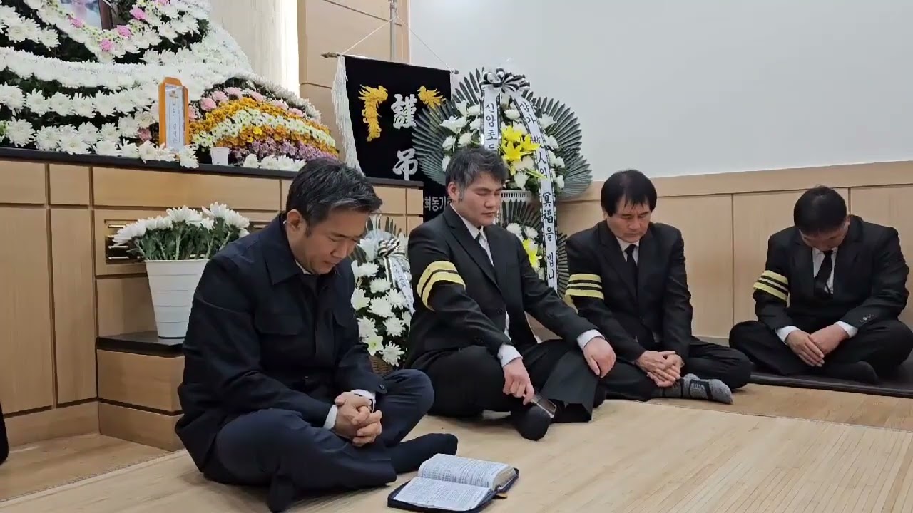 故 김명순 집사, 성탄절을 앞두고 임종예배 위로예배 그리고 입관 다시, 위로예배 ~  내일은 성탄절에 특별한 발인 예배~  7남매와 수없이 많은 손주들~ 박지만 장로님의 대표기도!