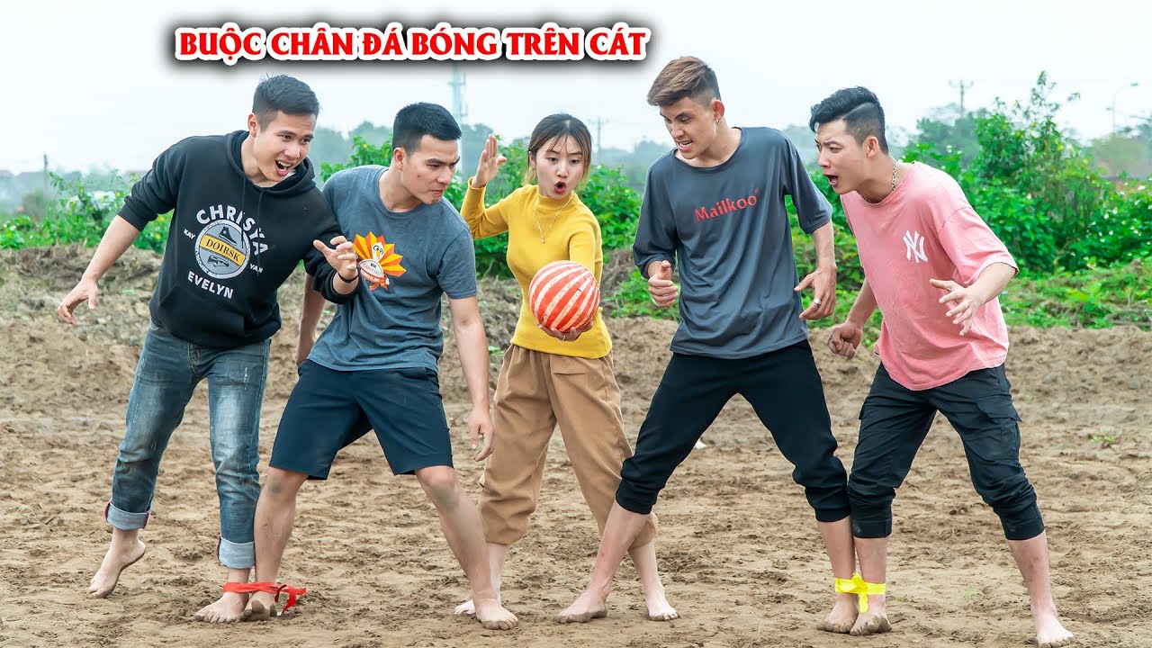 TRẬN ĐẤU BUỘC CHÂN ĐÁ BÓNG TRÊN CÁT - TEAM TRUNG CHUỐI VÀ CÔNG LÔNG BÔNG - Phim Hài Học Đường Táo TV
