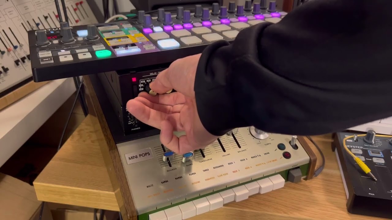 Korg Mini Pops 7 with External Sync In mod + Boss SE-70 + Boss RPD-10 demo
