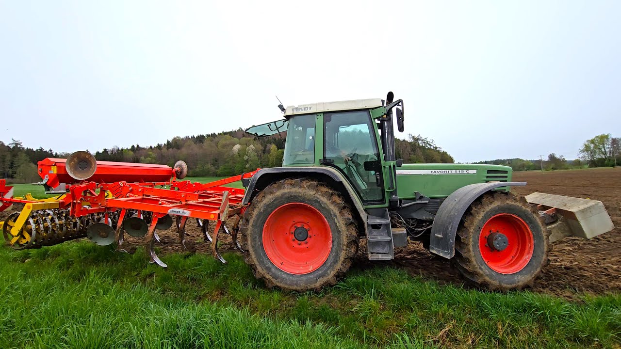 Favorit 515 C Turbo mit Pöttinger SYNKRO 3003 Ackersystem leistet die perfekte Maissaatvorbereitung!