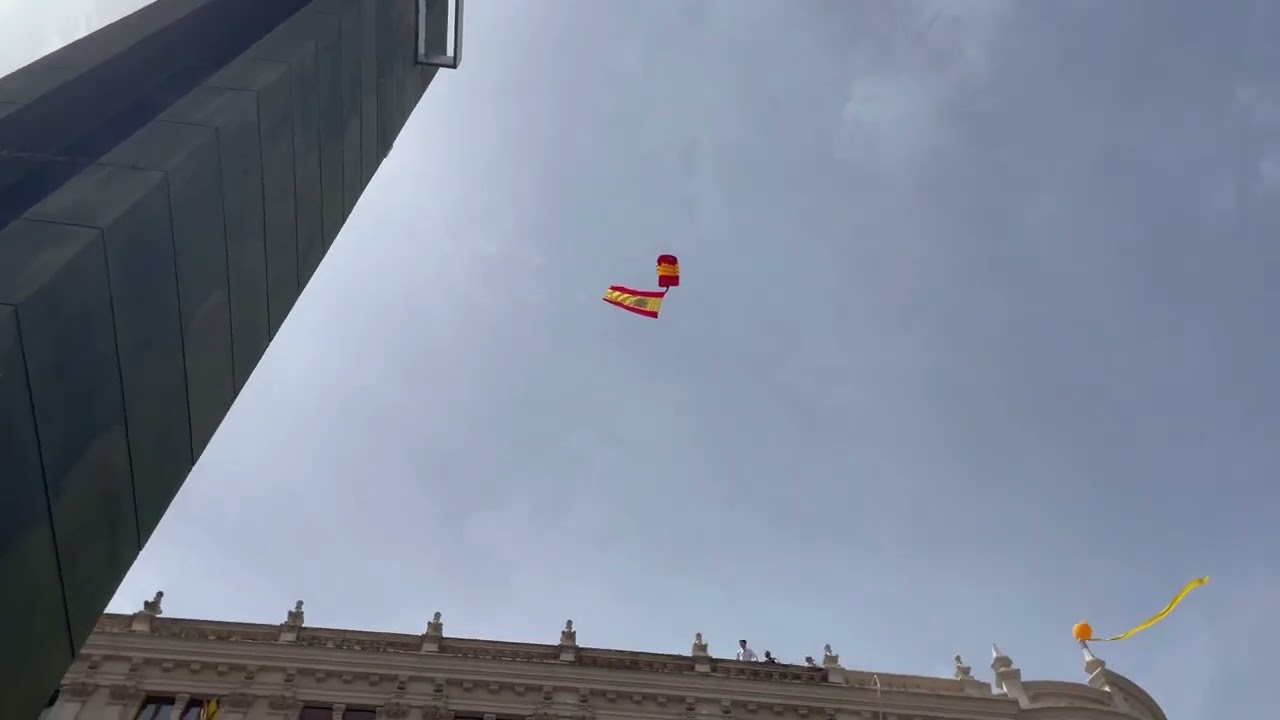Acrobacia paracaidista en Plaza del Pilar. Homenaje a la bandera