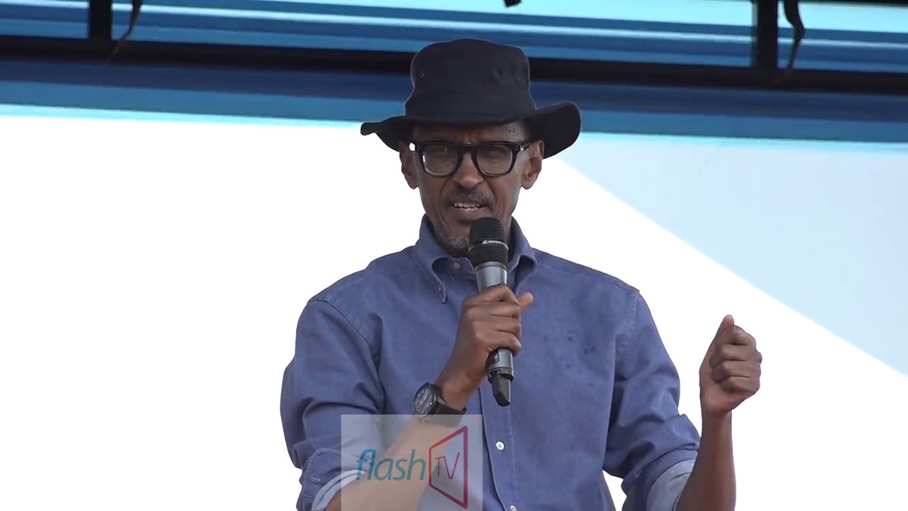 PEREZIDA WA REPUBULIKA YATASHYE STADE YA GAHANGA YIFATANYA N'ABATURAGE BA KICUKIRO MU MUGANDA