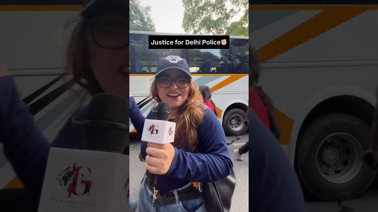 Several protesters detained by the Delhi police escaped through the back door of their vehicle🚨