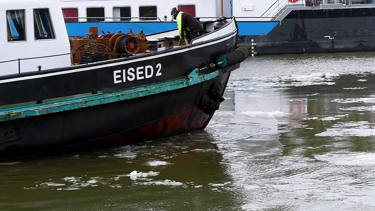 Eisbrecher auf dem Elbe-Seitenkanal im Einsatz: EISED 2 bricht geschlossene Eisdecke