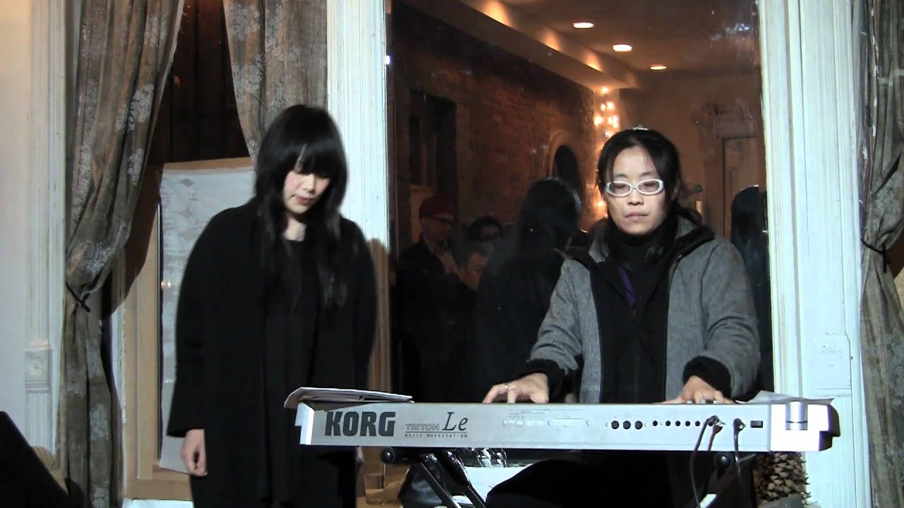 Miho Hatori sings a folk song of Okinawa