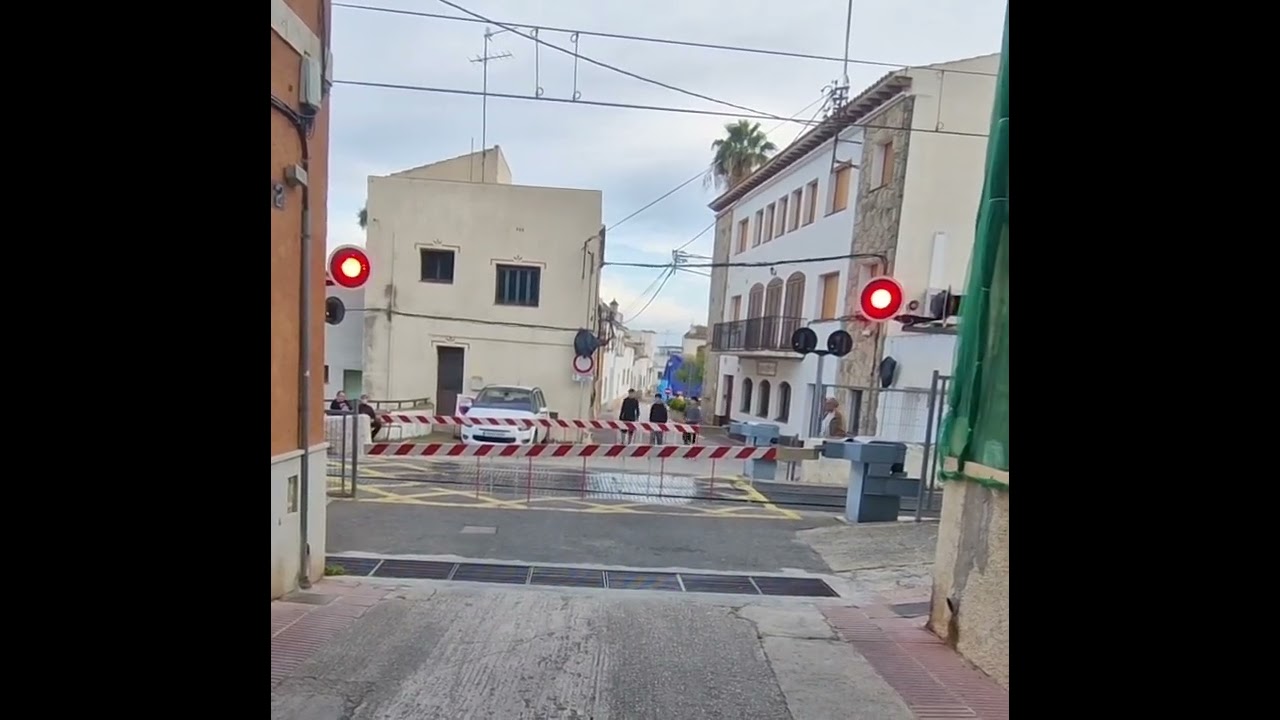 Paso a nivel en Roda de Mar con barreras.Roda de Berà, railroad crossing, railroad level.