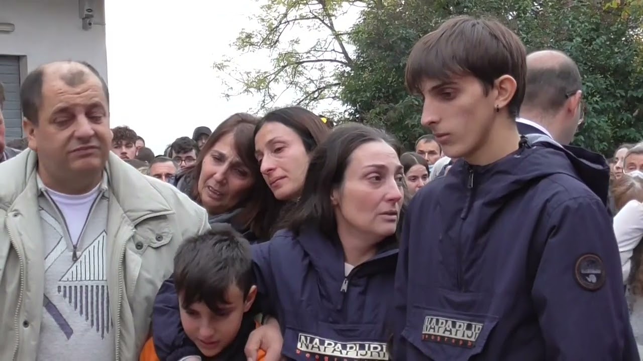 Folla e commozione a Bellante per i funerali del 19enne Dennis D'Antonio