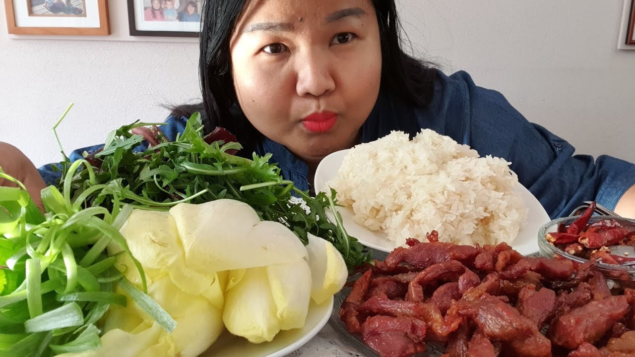 กินหมูแดดเดียวข้าวเหนียวร้อนๆแจ่วบองผักสด Eat Sticky Rice With Fried dried Pork& Pickled fish Sauce