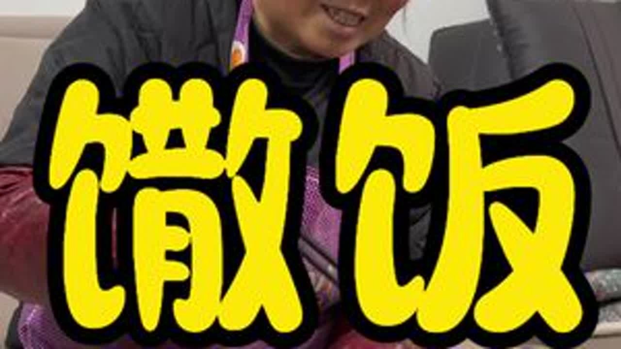 冬日的农村，寒冷却满是宁静与温馨。屋内，妈妈正精心烹制天水馓饭。那黄澄澄的馓饭在锅里翻滚，热气腾腾，带着谷物特有的质朴香气弥漫开来。一家人围坐桌旁，就着简单的咸菜，一口馓饭下肚，暖意瞬间传遍全身...
