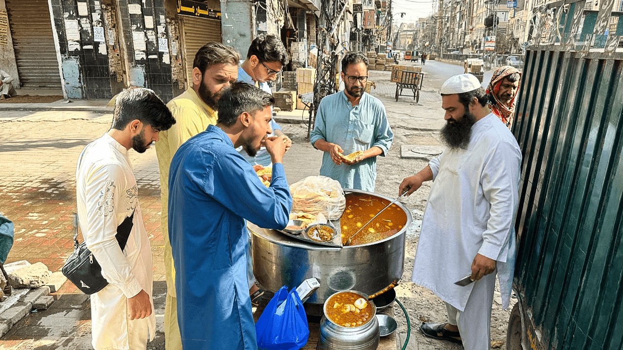 I ATE LAHORE&rsquo;S CHEAPEST STREET FOOD FOR BREAKFAST&hellip; IT BEATS 5-STAR HOTELS! 🤤 STOP EATING CEREAL