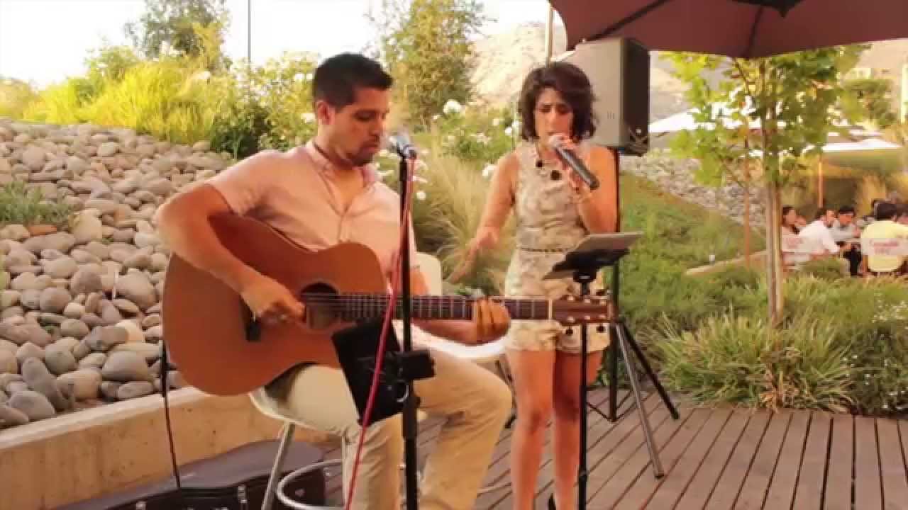 Dúo acústico - Karen Brown y Ale opazo en Café Check Inn