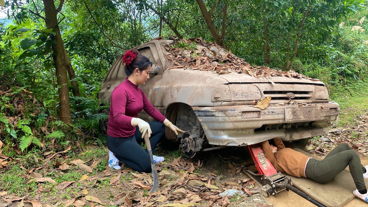 The girl repaired the abandoned, mud-covered KIA car that had been left neglected for 20 years.