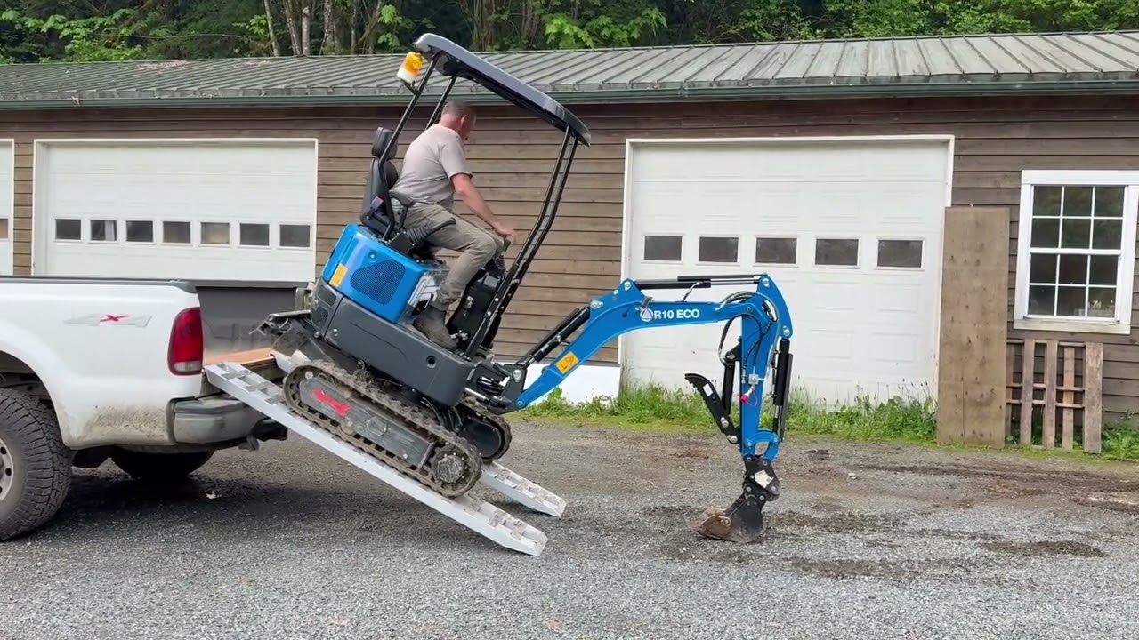 excavator loading   HD 1080p