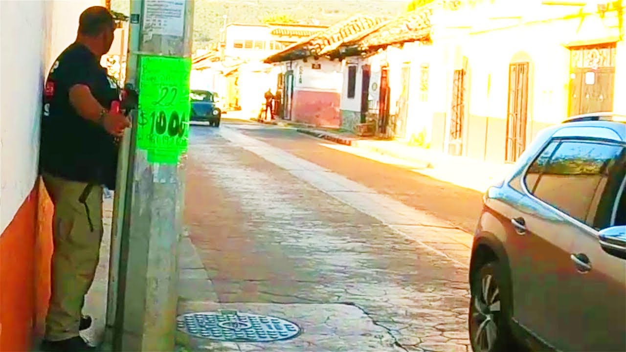 Waiting for @DougPVlogs to GET STUCK on the Sidewalk 🇲🇽