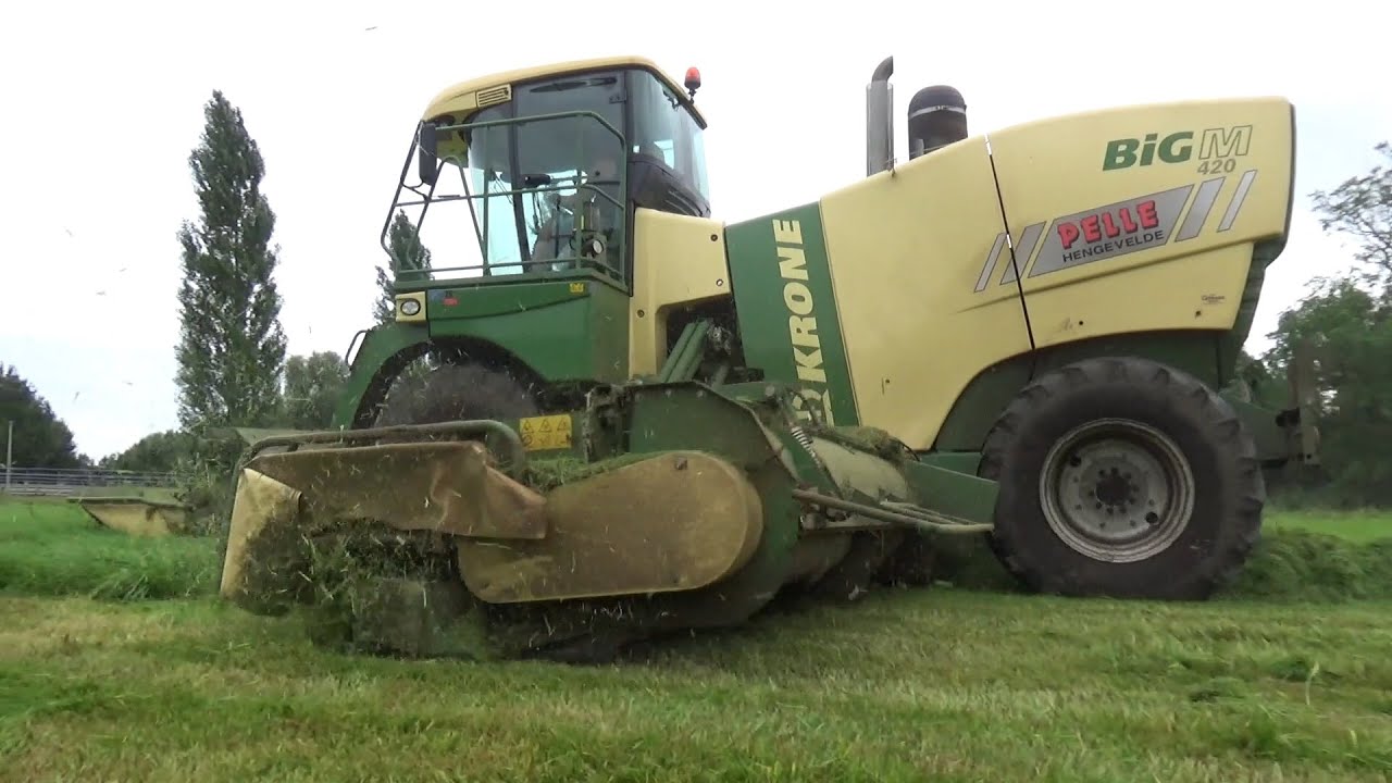 Pelle mowing & merging silage