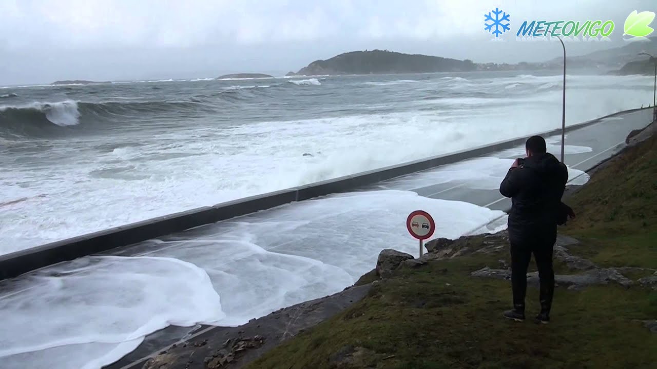 Olas gigantes en Baiona Lunes de Carnaval 2014 Ciclón 