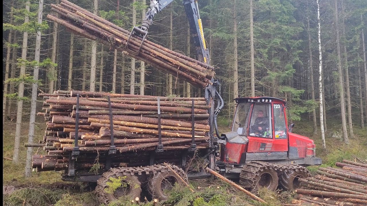 Komatsu 835 unloading