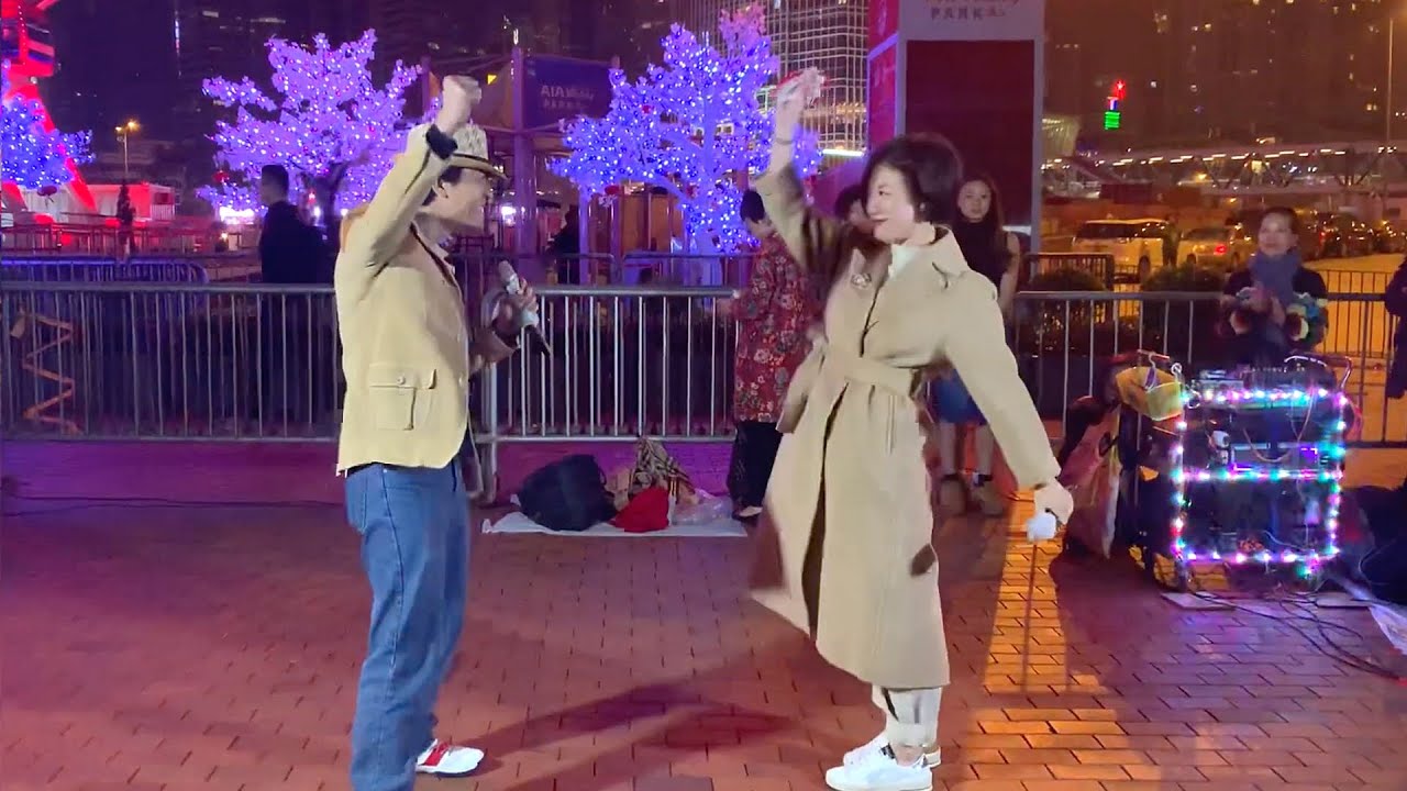 2019.02.02 中環碼頭唱演出 - 與旺角羅文合唱 - (問誰领風騷，鐵血丹心), 香港旺角小龙女龙婷