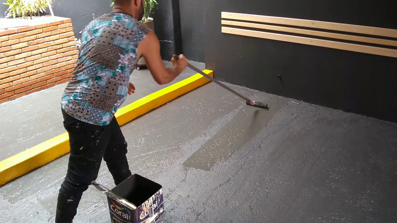 Pintando piso de concreto com tinta primer a base de solvente
