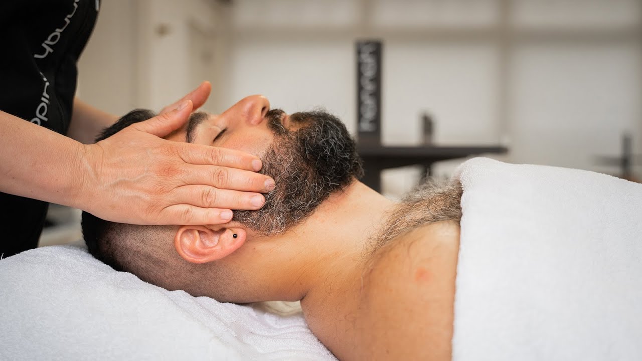 Armen krijgt zijn eerste schoonheidsbehandeling: “M’n huid voelt nu zó zacht aan!”