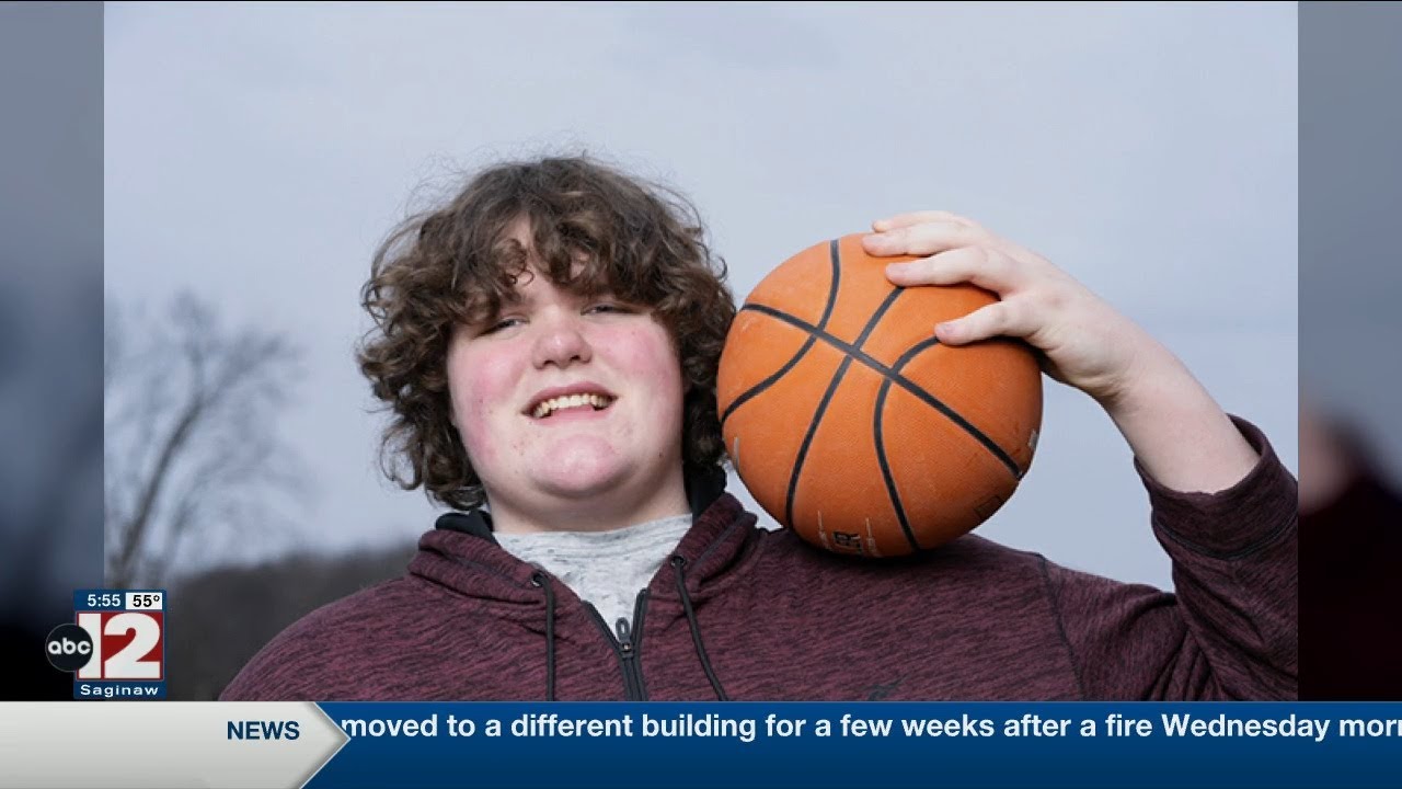 Goodrich teen has world's largest hands and feet for his age
