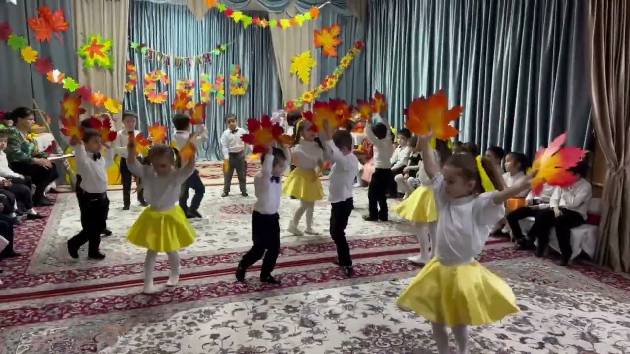Танец «Осень в золотой косынке»Средняя группа «Б»