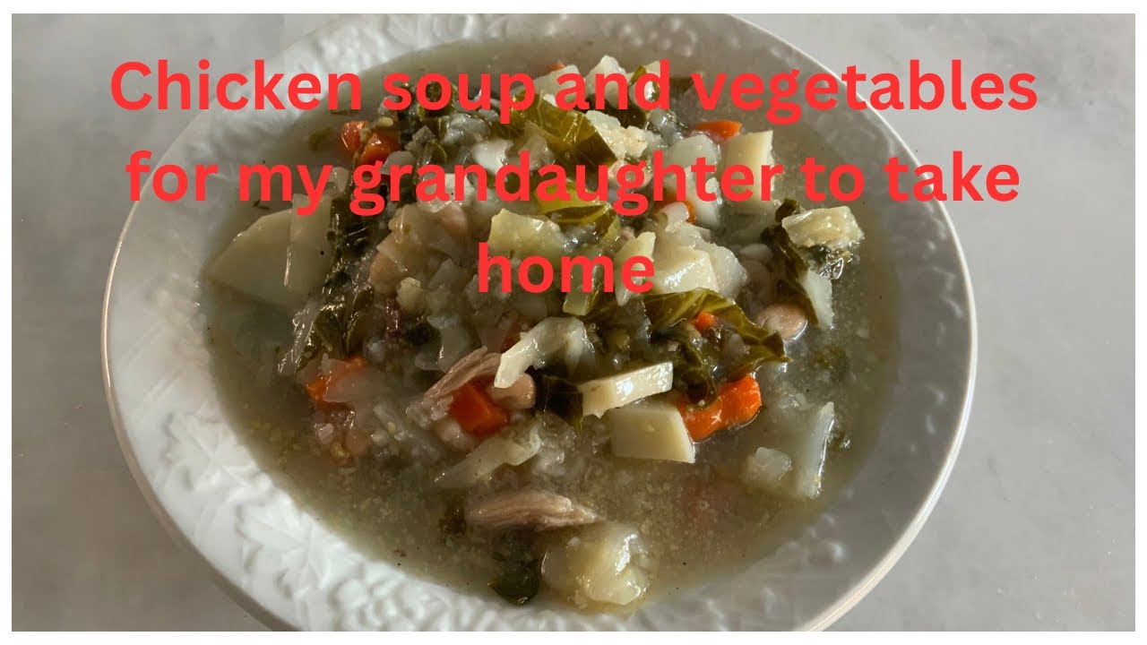 Куриный суп с овощами для моей внучки, чтобы взять его домой.