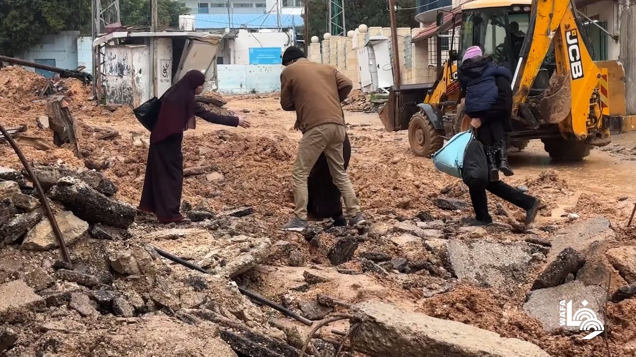 تفقّد الدمار بعد انسحاب قوات الاحتلال الإسرائيلي من مخيم الفارعة شمال الضفة الغربية