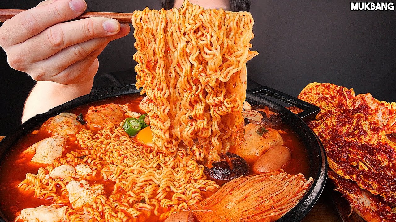 острая лапша SPICY TOFU NOODLES 🍜 KIMCHI EATING ASMR MUKBANG