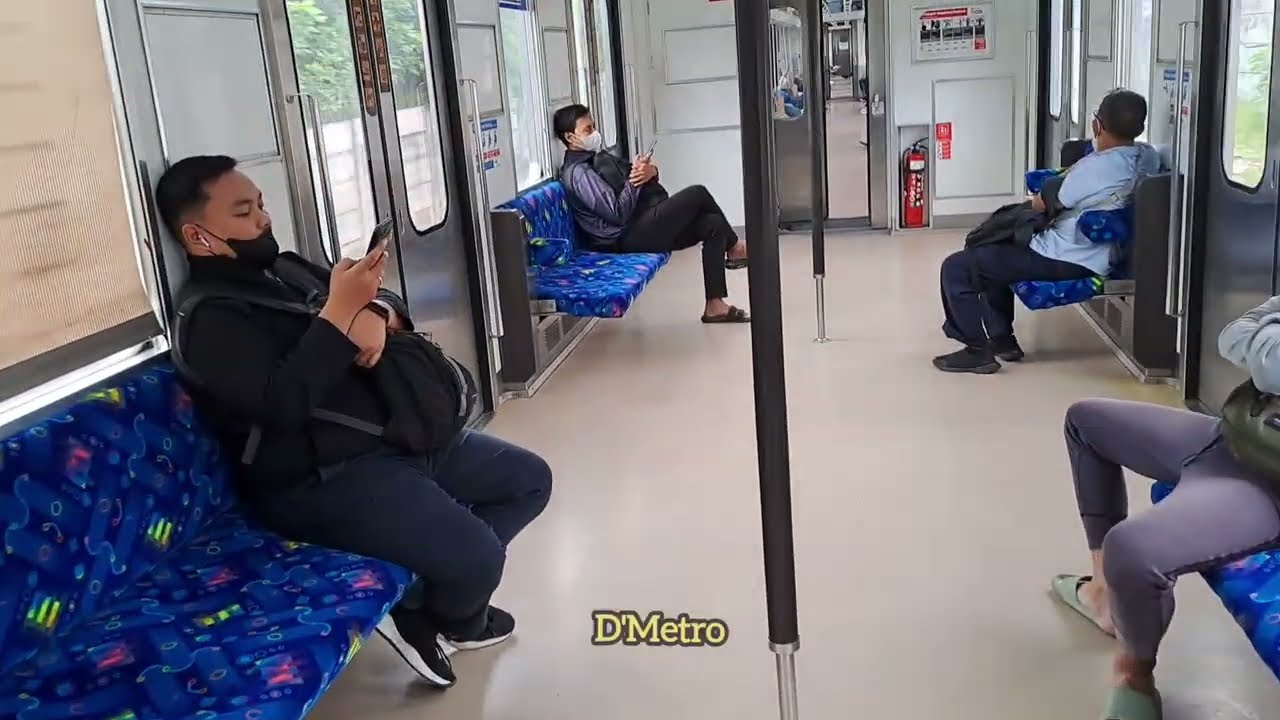 Walk Around - Suasana KRL diluar Jam Sibuk