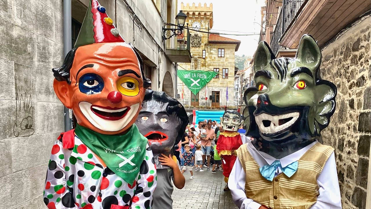 Gigantes y Cabezudos Revolucionan El Puerto de Castro Urdiales en Las Fiestas de Santa Ana 2025