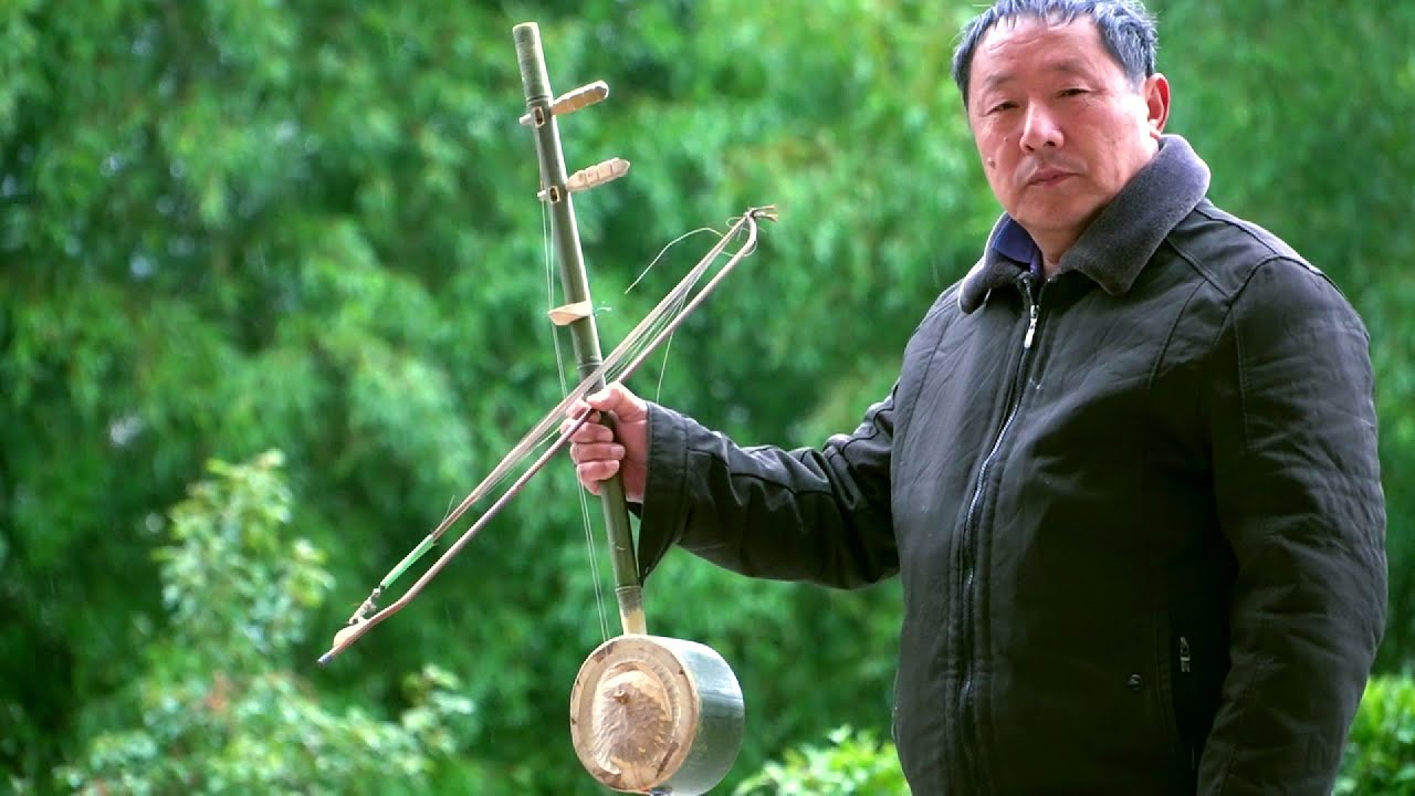大爷用竹子制作板胡，用自制的竹乐器试拉了一曲，这音质没话说