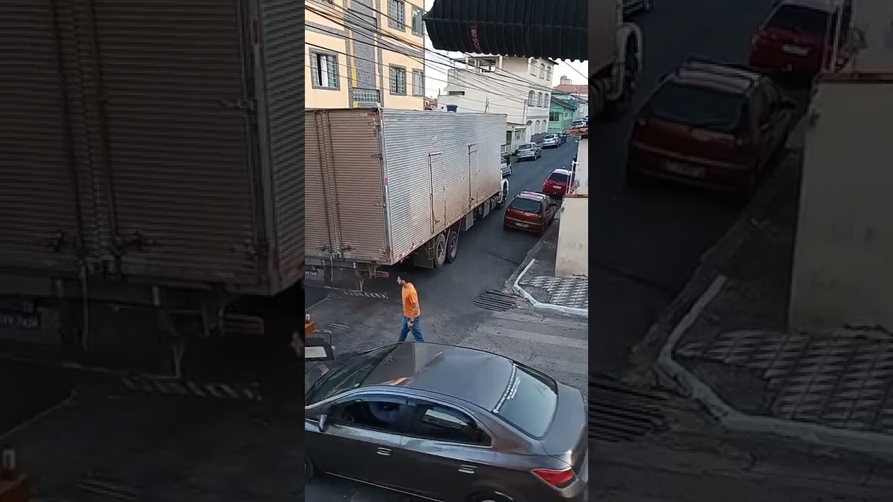 Caminh&atilde;o de dez rodas trava o tr&acirc;nsito na Rua Afonsina Guimar&atilde;es Cobra,em Pouso Alegre.
