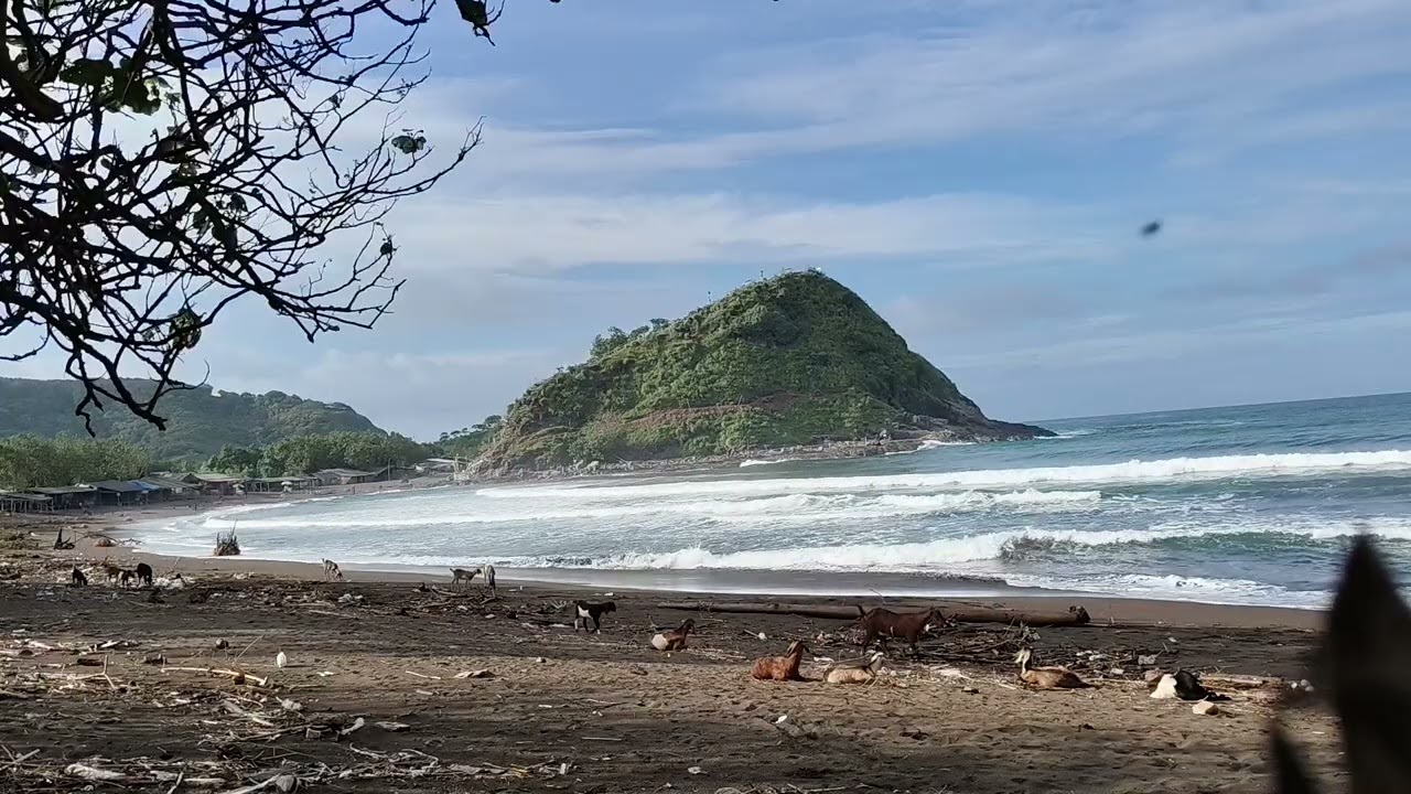 2 GUNUNG BERJEJER DI PANTAI PAYANGAN JEMBER