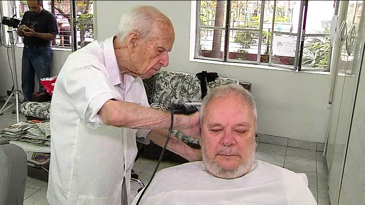 A vitalidade de um barbeiro que ainda trabalha aos cem anos de idade